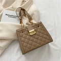 Elegante borsa a tracolla trapuntata kaki con catena dorata e chiusura in metallo - Cachi