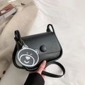Minimalistische schwarze Leder-Umhängetasche mit süßem Bärenkopf-Anhänger-Dekor - Schwarz