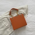 Retro oranje shopper met krokodillenprint en gouden ketting op witte blazer - Bruin