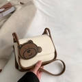 Schicke kleine Umhängetasche in Creme und Braun mit süßem Bärenmotiv und feinem Riemen - Weiß