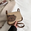 Vintage khakifarbene Umhängetasche mit Bärenanhänger und elegantem braunem Rand - Khaki