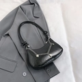 Bolso de hombro de PU brillante negro con cadena plateada, perlas y detalle de nudo - Negro
