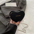 Sac à bandoulière noir en forme de cœur avec lettrage doré et chaîne argentée - Noir
