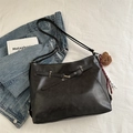 Bolso tote de cuero sintético negro con correa decorativa y colgante de oso de peluche - Negro con Adorno