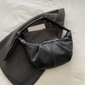 Sac hobo croissant noir chic en cuir motif lychee avec des détails argentés - Noir