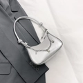 Bolso hobo de cuero plateado metalizado con asa anudada y cadena de perlas - Plateado