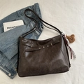 Bolso tote retro café oscuro con colgante de oso de peluche y acabado en cuero sintético - Café con colgante