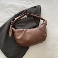 Sac fourre-tout marron foncé en cuir grainé avec bandoulière nouée et design minimaliste - Marron