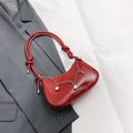Bolso medialuna rojo en cuero brillante con adornos de perlas y correa anudada - Rojo