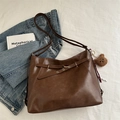 Bolso de hombro vintage marrón de gran capacidad con colgante de oso de peluche - Marrón con colgante
