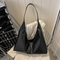 Bolso hobo minimalista negro de gran tamaño en cuero suave mate de calidad - Negro