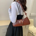 Bolso baguette marrón oscuro con grabado de cocodrilo y hebilla dorada al hombro - Marrón