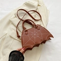 Braune Handtasche in Fledermausform mit weißer Spinnennetz-Stickerei und rundem Griff - Braun