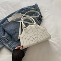 Weiße Lederhandtasche mit schwarzem Spinnennetzmuster und verstellbarem Trageriemen - Weiß
