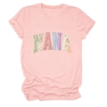 Gros plan détaillé du t-shirt en coton rose avec lettres NANA appliquées cousues à la main - Rose