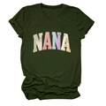 Détail de l'applique patchwork NANA sur le t-shirt en coton vert foncé à col rond - Vert Militaire