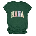 Vue détaillée de la broderie appliquée NANA sur le t-shirt à manches courtes vert foncé - Vert Vintage