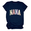Détail du lettrage Nana sur t-shirt bleu marine avec motifs de collage et fleurs - Bleu Marine
