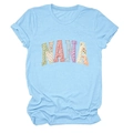 Détail de l'applique NANA brodée avec motifs floraux et à carreaux sur le t-shirt bleu clair - Rose bonbon