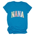 Détail d'un t-shirt bleu vif avec des lettres NANA en patchwork floral multicolore brodé - Bleu lac