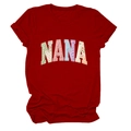 Vue détaillée du T-shirt en coton rouge foncé avec motif imprimé de collage NANA stylé - Rouge