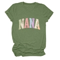 Détail du T-shirt vert armée à col rond avec motif Nana en patchwork de tissus variés - Vert olive