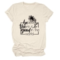 Dettaglio macro del testo 'believe there is good' e stampa margherita sulla t-shirt - S / Sabbia (Font Nero)