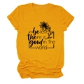 Dettaglio della maglietta giallo senape con stampa floreale e scritta 'Believe there is good' - S / Giallo Senape (Testo Nero)
