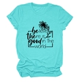 Gros plan d'un t-shirt turquoise col rond avec texte Believe there is good et motif floral - Bleu Eau Profonde (Police Noire)