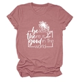 Détail d'un t-shirt rose poudré avec motif de marguerite blanche et texte inspirant - Or Rose (Police Blanche)