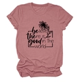 Détail d'un t-shirt mauve à col rond avec motif marguerite et citation inspirante - Or Rose (Police Noire)
