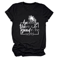 Détail de l'imprimé marguerite et de la citation sur le t-shirt noir en coton col rond - Noir (Police Blanche)