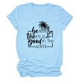 Détail d'un t-shirt bleu clair avec texte 'believe there is good' et motif floral - Bleu Clair (Police Noire)