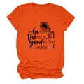 Détail d'un t-shirt orange à col rond avec motif floral et slogan imprimé sur le devant - Orange (Police Noire)