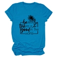 Détail du t-shirt bleu sarcelle avec texte believe there is good et imprimé marguerite - Bleu Lac (Police Noire)