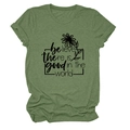 Détail d'un t-shirt vert olive avec imprimé de marguerite et citation inspirante - Vert Olive (Police Noire)