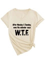 Détail du t-shirt crème à col en V avec texte humoristique noir et nœud avant élégant - S / Sable (Police Noire)