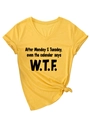 Détail de T-shirt jaune à col en V avec slogan imprimé et nœud élégant à l'ourlet - S / Jaune (Police Noire)