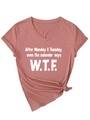 Détail du t-shirt col V rose poudré avec nœud frontal et imprimé slogan humoristique - S / Rose Poudré (Police Blanche)