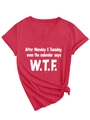 Détail d'un t-shirt rouge à col en V avec manches retroussées, nœud latéral et texte - S / Rouge (Police Blanche)