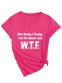 Détail d'un t-shirt rose vif à col en V avec un nœud à l'ourlet et un texte graphique - S / Rose Rouge (Police Blanche)
