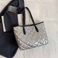Borsa tote trapuntata argento con finiture nere e cuciture a diamante - Argento