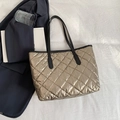 Borsa tote trapuntata oro champagne con spalline nere e finitura lucida - Champagne