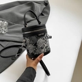 Sac seau noir avec broderie florale blanche et bandoulière en cuir réglable - Noir et Gris
