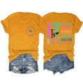 Dettaglio della t-shirt in cotone giallo senape con testo e pantaloncini in denim strappati - S / Giallo Senape (Stampa Nera)