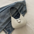 Sac hobo blanc à motif crocodile et nœud argenté posé sur une veste en jean bleu - Blanc Cassé