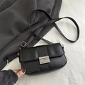 Minimalistische schwarze PU-Umhängetasche mit Silberschnalle und verstellbarem Gurt - Schwarz