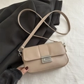 Minimalistische aprikosenfarbene Umhängetasche aus PU-Leder mit silberner Schnalle - Khaki