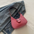 Sac sous le bras rose en similicuir avec texture crocodile et boucle papillon argentée - Rose