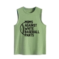 Detail der heidergrünen Weste mit Moms Against White Baseball Pants Text und Grafik - Olivgrün
